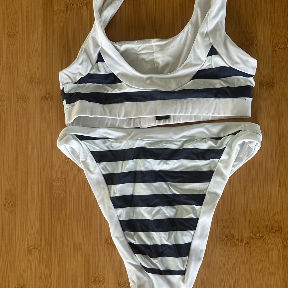 Beach Riot - Isle Bikini - Picture 3 of 3